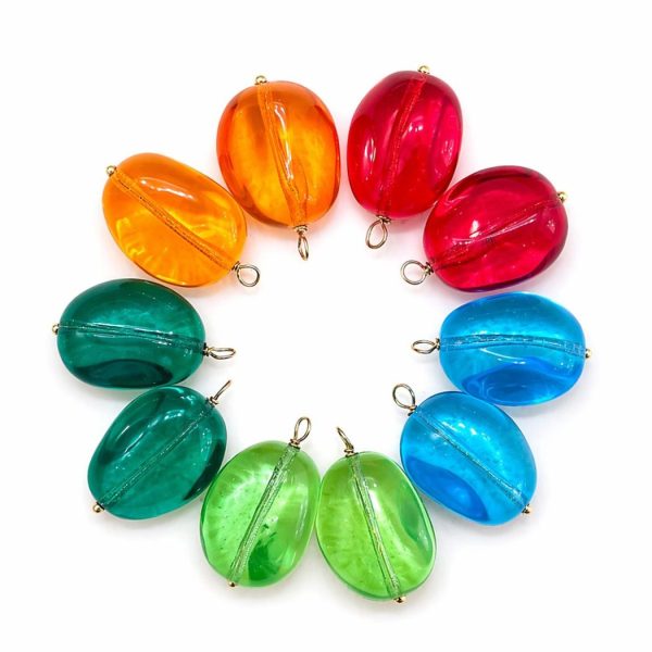 Galets en verre translucide interchangeables disposés en cercle sur fond blanc, collection Riviera Mademoiselle Nuage, coloris Mandarine, Grenadine, Curaçao, Menthe et Citron Vert