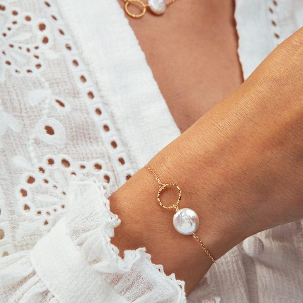emme portant un bracelet perle d'eau douce et anneau doré martelé sur chaîne fine, bijoux artisanaux collection Riviera Mademoiselle Nuage