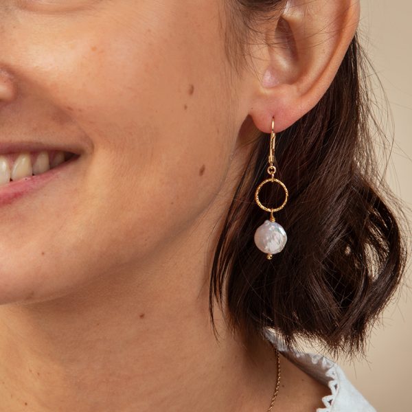 Boucles d'oreilles perle d'eau douce et anneau doré martelé - Mademoiselle Nuage