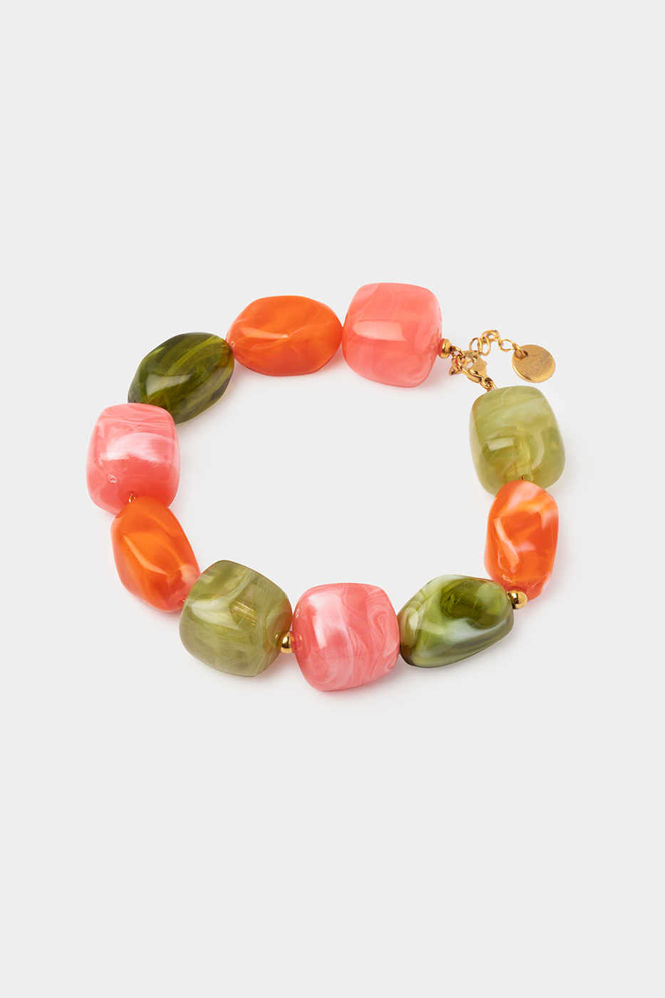 Bracelet de perles colorées en grands galets acryliques nacrés corail, orange, vert olive et rose sur acier doré, collection Riviera Mademoiselle Nuage
