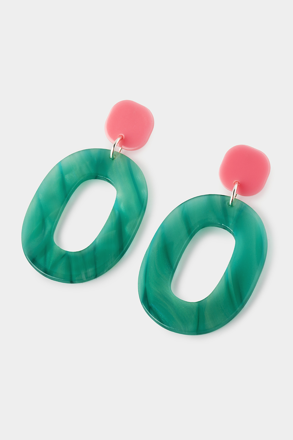 Grandes boucles d'oreilles vertes en acrylique émeraude marbré et puce rose corail, collection Riviera Mademoiselle Nuage