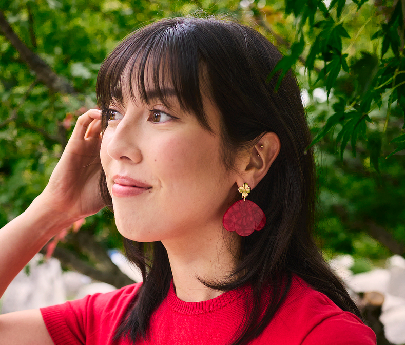Femme portant les grandes boucles d'oreilles feuilles rouges Momiji, plaquées or, inspirées des érables japonais